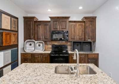 A Southern Utah Valley kitchen with granite counter tops and stainless steel appliances built by Riding Homes, a renowned Custom Home Builder.